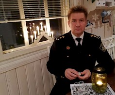 Pelastusjohtaja Harri Setälä muistuttaa varovaisuudesta kynttilöiden suhteen.