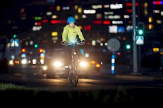 Valo auttaa pyöräilijää näkemään eteensä, mutta erityisesti se helpottaa muita tienkäyttäjiä huomaamaan pyöräilijän. Kuva: Nina Mönkkönen/Liikenneturva