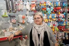 Karoliina Kujalan takana olevista valikoimista löytyy mieluinen lelu monille vauvoille.