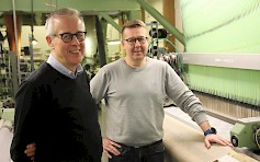 Timo ja Markku Laurila Jokipiin Pellavan uusimman kutomakoneen äärellä.