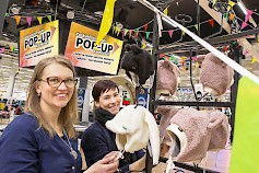 Kyläkaupan Keskustorille pop-up karnevaaleja olivat maanantaina rakentamassa muun muassa Tellan toimitusjohtaja Liina-Maaria Lönnroth ja Anna Kohtamäki.