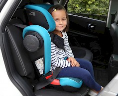 Auton turvavyöt ohjautuvat lapsella oikein vasta silloin, kun lapsi on tarpeeksi pitkä. Lapsi tarvitsee turvaistuinta autossa matkustaessaan 135 cm pitkäksi asti. Kuva: Kaisa Tanskanen/Liikenneturva.