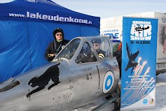 Kauhajoen Pelastustoimen nuoriso-osaston johtajanakin tiedetty Balint Berki pyysi ja pääsi istumaan typistetyn Fouga CM 170 -hävittäjän ohjaamoon. Taustalla eversti evp. Kari Janhunen, eläkkeellä oleva Kauhavan ilmasotakoulun entinen johtaja, jolla on kokemusta yksistään mainitulla koneella noin 170 lentotuntia.