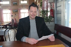 Lappajärven kunnanjohtaja Sami Alasara kertoo saunatontun asuvan Lappajärvellä.