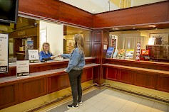 Kyläkaupan Kuvapalvelu on muuttanut uuteen paikkaan, Hotelli OnnenTähden vastaanoton viereen Ruokapuodin Kauppakadulle.