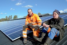 Kuortaneen Sähköpalvelun Lasse Sippola ja maidontuottaja Pertti Sepponen esittelivät vasta valmistunutta aurinkosähköpaneelistoa. Järjestelmän pitäisi tienata hintansa muutamassa vuodessa.