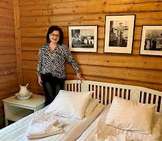Hotellinjohtaja Satu Jokihalme esittelee kartanohotellin Carl Gustaf-sviittiä.