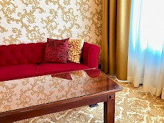 Kyläkaupan OnnenTähti-hotellin eteläisen puolen huoneissa on upeat Versacen tapetit ja lattioissa laadukkaat, paksut täysvillamatot.