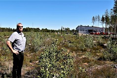 Maankäyttöinsinööri Markku Turja esitteli Ritavuoren hulppean asuntoalueen maisemia. Syksyksi valmistuva uusi ja uljas koulu odottaa takaoikealla oppilaita ja uudet tontit odottavat ostajia. Kuva Masa Kojola.