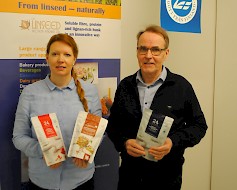 Annemari Hahto ja Heikki Lahti-Kala ovat sinut rouhitun paahdetun ja lopuksi marjoilla maustetun öljypellavan kanssa. Kauhajoelta tuotteita matkaa kotimaan lisäksi jo myös itärajan taakse Pietariin. Kuva: ksk