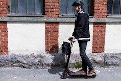 Kypärä kuuluu niin pyöräilijän kuin sähköpotkulautailijankin vakiovarustukseen. Kuva: Tomi Rossi/Liikenneturva