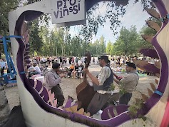 Peruuntuneen Provinssirockin pyhällä paikalle Seinäjoen Törnävänsaarelle moni oli lähtenyt fiilistelemään lauantai-iltaa omille piknikeilleen. Noin sadalle asiasta etukäteen vihiä saaneelle Bill Hota järjesti ex tempore -ilmaiskonsertin.