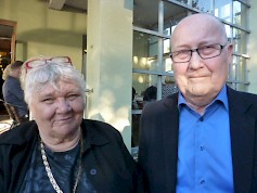 Jyrki Kankaan leski Paula Kangas ja Seinäjoella asuva veli Harri Kangas nauttivat muistojamien tunnelmasta. Harri Kangas on soittanut myös nuoresta asti, mutta tehnyt elämäntyönsä atk-alalla. Kuva Ida Sofia Fleming.