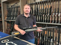 Olli-Pekka Ojajärven käsissä Sakon tekemä Tikka T3x Superlite –kivääri, joka on myynnissä Ahti Huvilan juhlavuoden kunniaksi.