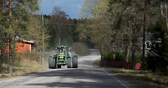 Loppukesällä liikenteessä liikkuu paljon maataloustyökoneita ja traktoreita. Perässä ajajan ei kannata hermostua oman vauhdin hetkittäisestä hidastumisesta. Kuva: Rodeo
