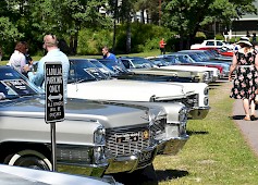 Kyläkaupan Ruokapuodin edessä Cadillac-näyttely lauantaina 15.8.2020 kello 11-13 ja näyttelyn jälkeen Cadillac Cruising kello 13-14 reitillä Tuuri - Ähtärin keskusta - Ähtäri Zoo