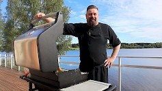Kivitipun keittiömestari Jyrki Linna-Hynnilä on valmiina grillaamaan monenlaista maukasta suuhunpantavaa.