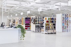 Lankavan uudessa myymälässä on tilaa liikkua ja tutustua tuotteisiin.