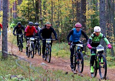 Sini Alusniemi vetää miesten letkaa viime syksyn Alajärvi MTBssä.