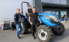Solis-traktorit ovat osa Lakeuden Kone ja Maataloustarvikeen tarjontaa. Yrityksen johdosta vastaavat Taneli (takana), Sakari ja Mikko Passi.