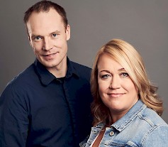 Jari-Matti Latvala ja kirjailija Riikka Smolander-Slotte esittelevät uutuuskirjaa J-M Latvala – Elämän erikoiskoe Kyläkaupalla lauantaina 10.10.2020. (kuva: Niclas Mäkelä 2020)