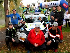 1) Pohjanmaa Rallia alusta loppuun saakka johtanut Teemu Asunmaa juhli Suomen mestaruutta huoltojoukkueen kanssa. (Kuva: JiiVee Korpela)
