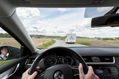 Jos kuljettaja ajautuu jatkuvasti tilanteisiin, jossa kokee, että edellä ajavan ohi pitäisi päästä, on syytä tarkistaa oma ajonopeus. Kuva Ville-Veikko Heinonen/Liikenneturva.