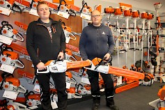 Tero ja Riku Palomäki vakuuttavat Ilpon Katiskan moottorisahatarjonnan olevan kattava. Myymälässä huolehditaan myös korona-ajan vaatimuksista, eli kaupoille voi tulla turvallisesti.