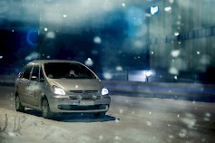 Musta jää saattaa yllättää kuljettajan. Pidä nopeus maltillisena, muista kunnon turvaälit ja ennakoi talvirenkaiden tarve seuraamalla säätiedotetta. Kuva: Liikenneturva/Nina Mönkkönen