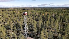 Leipätien vaellusreitin varteen on Kortesjärven Purmojärven Soidinkalliolle kunnostettu ja pystytetty Järviseutu-Seuran hankkeena vanha palovalvontatorni. Kuva Topi Lahti.