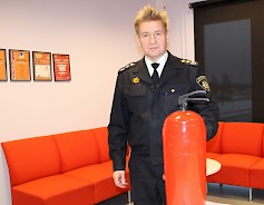 Pelastusjohtaja Harri Setälä muistuttaa sammuttimen olevan tärkeä ja nopea apu tulipalon sattuessa.