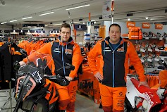 Juuso (vas) ja Juji Loukko ovat tyytyväisiä siitä, että KTM-katumerkin ”Ready to race”- brändi sopii Loukko.comin strategiaan erittäin hyvin. Jo jonkin aikaa on KTM-tuotemerkkejä ollut verkkokaupassa ja myymälässä, jossa myös nautitaan avajaiskahvit, kunhan se yksi ”kurimus” antaa periksi. Kuva: ksk