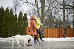 Kenkien valinnalla on vaikutusta pystyssä pysymiseen. Valitse kengät aina kulkureittisi liukkaimman kohdan mukaan, vaikka kävelisit vain parkkipaikalle. Kuva: Nina Mönkkönen/Liikenneturva.