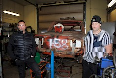 Markon ja poikansa Eemelin kaamosajan tunnit ovat kuluneet paljolti pajassa, jossa tällä hetkellä työn alla on Porin SM-kilpailuihin tarkoitettu Fiatin aihio. Kuva: ksk