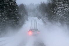 Ohitustilanne on aina harkittava tarkkaan. Ohituksia saatetaan perustella ajansäästöllä, mutta todellisuudessa säästö on minimaalinen. Kuva: Kaisa Tanskanen / Liikenneturva.