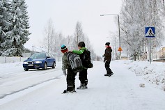 Suojateiden kohdalla on kuljettajien oltava erityisen valppaana. Kuljettajan on annettava tietä jalankulkijalle, joka on suojatiellä tai valmistautuu menemään sille. Kuva: Kaisa Tanskanen / Liikenneturva.