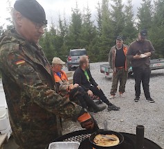 Ilpo Palomäki piti huolta, ettei talkoolaisille tullut nälkä Vähtärin kotaa rakentaessa. Kohde toteutettiin kertakorvaushankkeena.