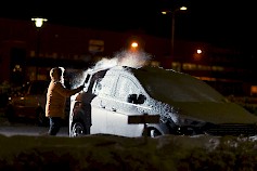 Lumien puhdistaminen kannattaa aloittaa auton katolta. Tämän jälkeen putsataan huolellisesti auton muut ulkopinnat sekä ikkunat, peilit ja valot. Kuva: Nina Mönkkönen / Liikenneturva.