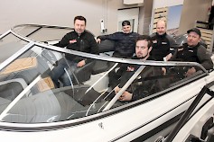 Iso vene voi olla vaikka taukopaikka. Kuvassa Marko ja Nico Karilainen, Arttu Asunmaa, Miikka Karilainen ja Risto-Matti Rautio.