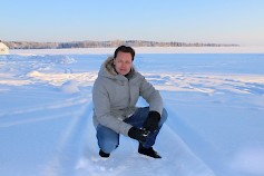 Lappajärven kunnanjohtaja Sami Alasara tutki jääkarusellin tulevaa paikkaa Hotelli Kivitipun edustalla.
