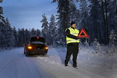 Varoituskolmio viedään riittävän kauas muiden tielläliikkujien varoittamiseksi. Kuva: Kaisa Tanskanen / Liikenneturva.