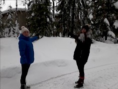 Tulevan taideteoksen paikkaa Karhulassa tutkailemassa Elina Suutari ja Sanna Palvanen.