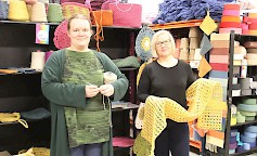 Niina Filander (vas.) ja Tiina Kujala antavat mielellään lisätietoja Lappajärven Värjäämön tarjonnasta.