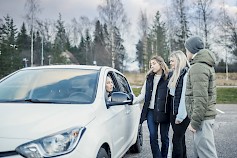 Poikkeusolot vaikuttavat nuoriin paljon, kun ohjattu harrastustoiminta on tauolla ja nuorisotilat sekä muut kohtaamispaikat suljettuina. Liikenne onkin yhä tärkeämpi sosiaalisten kohtaamisten areena. Kuva: Nina Mönkkönen / Liikenneturva.