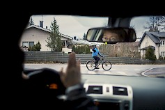 Kun saapuu risteykseen, kannattaa nopeutta hiljentää hyvissä ajoin, jotta pyöräilijät ja kävelijät ehtii huomata. Kuva: Nina Mönkkönen / Liikenneturva.
