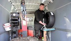 Valtteri Jussila on 65 vuotta toimineen Alavuden Kumin kolmas omistaja. Juhlavuoden hankintoihin lukeutuu renkaiden ja asennus- ja tasapainotuslaitteilla varustettu pakettiauto.