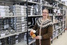 Myyjä Sanna Peltoluhdalla on  yllään islantilaistyylinen kaarrokeneule, joita neulotaan nyt paljon. Lankavan myynnissä ja asiakaspalvelussa työskentelevä Peltoluhta on myös taitava makrameemallien suunnittelija.