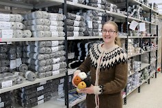 Myyjä Sanna Peltoluhdalla on yllään islantilaistyylinen kaarrokeneule, joita neulotaan nyt paljon. Lankavan myynnissä ja asiakaspalvelussa työskentelevä Peltoluhta on myös taitava makrameemallien suunnittelija.
