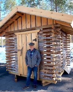 1.	Olli Möttönen esittelee kelosta rakennettua puuvajaa ja selittää kelon muuntuvan moneksi. Myös Huliswoodin verkkosivut tarjoavat mainion kattauksen yrityksen valikoimista.