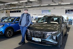 Ess Autotalon myyntijohtaja Juha Stenius on iloinen autokaupan piristymisestä.